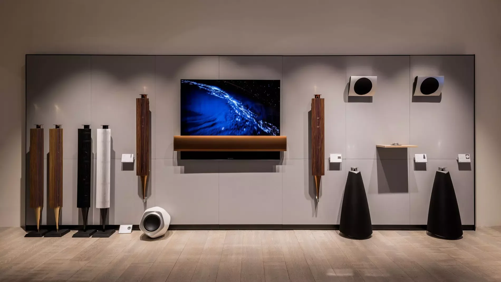 Bang & Olufsen Beolab hoparlörler ve Beovision televizyon